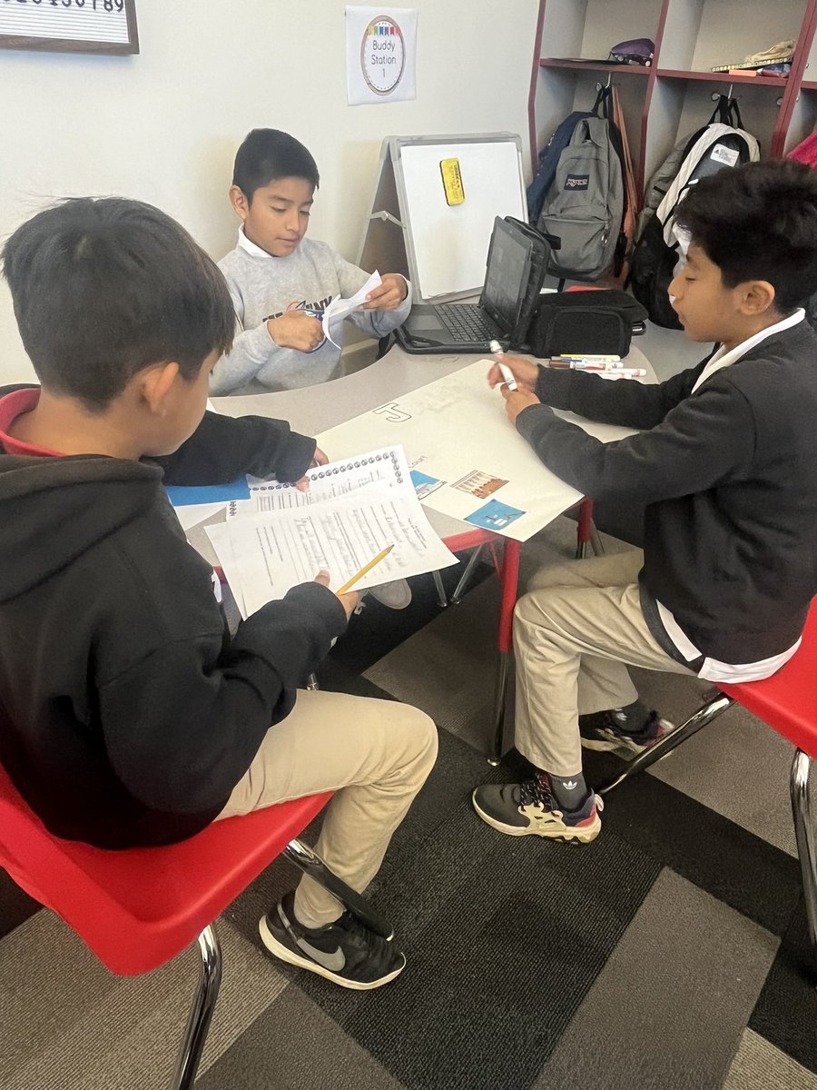 Ss researched the 3 branches of government. Now they’re making Help Wanted posters to fill the positions! <a href="/rbmsROCKETS/">Red Bank Middle</a> <a href="/DreamBigRB/">Luigi Laugelli</a> #RBBisBIA