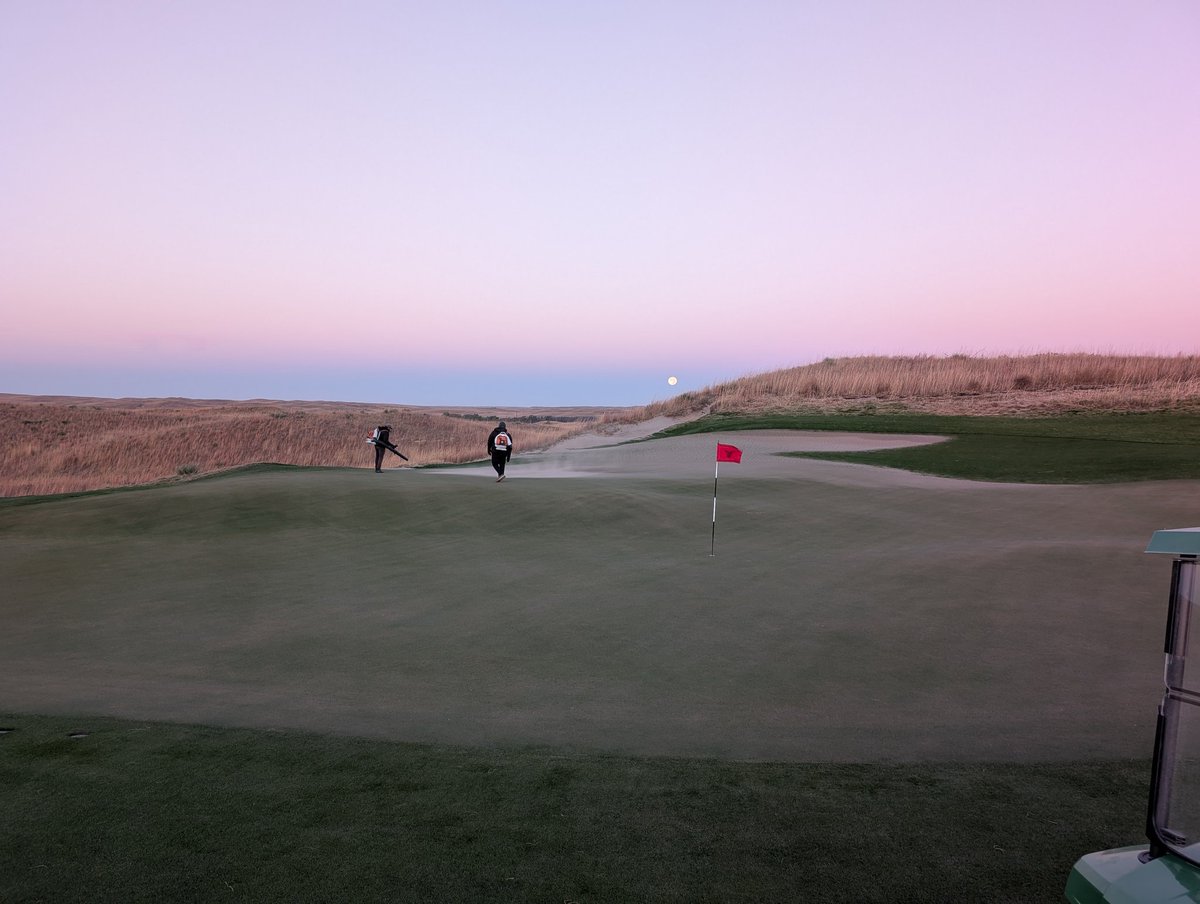 The wind was howling at the full moon!