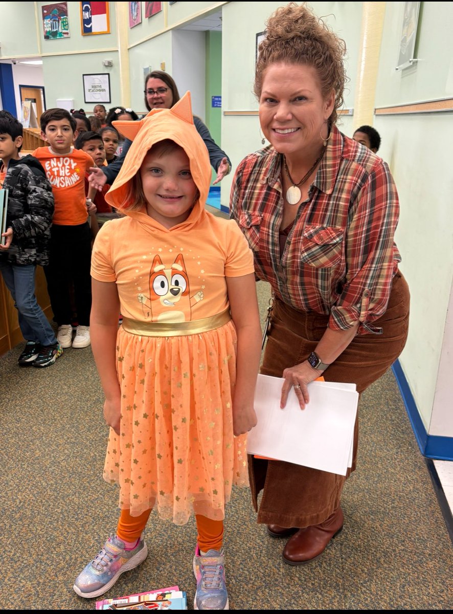 LRESCounseling's tweet photo. 🦁Orange you glad we celebrated UNITY Day!🧡. https://t.co/vMVU3FmN4G https://t.co/3TEYyf8bPq