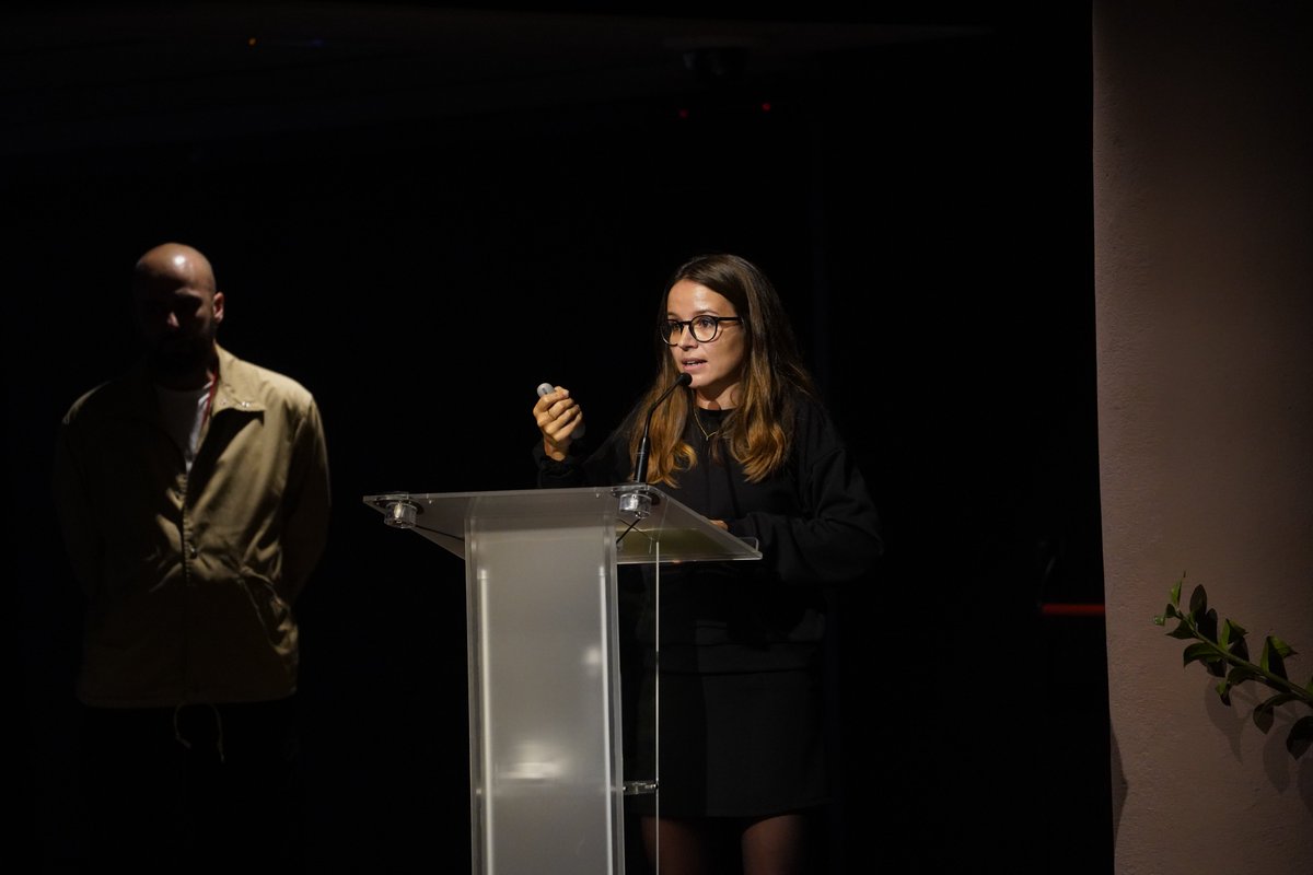 <a href="/airidp/">Airí Dordas Perpinyà</a> i Axel Gasulla han explicat la idea rere l’Oficina pública de memòries sintètiques que van habilitar al <a href="/dissenyhub/">Disseny Hub Barcelona</a>: “convidar els ciutadans i les ciutadanes a participar en la recuperació i reconstrucció dels seus records visuals no documentats”.

dissenyhub.barcelona/ca/activitat/o…