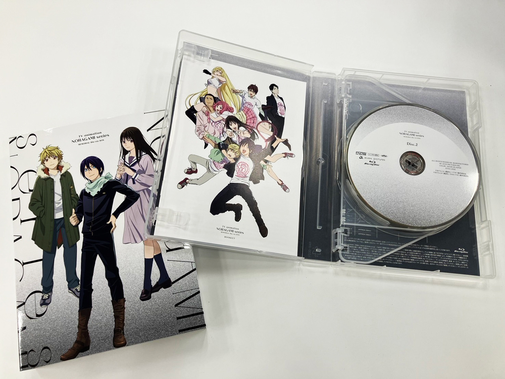 ＼🎉大好評発売中🎉／
　#ノラガミ 𝟙𝟘周年記念
メモリアルBlu-ray BOX🎞

#川元利浩 さん描き下ろしジャケットイラスト✨ノラガミの全てが詰まった超豪華収録内容⛩　

■Blu-ray Disc 6枚組
《収録内容》
①TVアニメ1期2期全話 
②OAD全4話 
③キャストイベント映像  

商品詳細はこちら📃