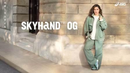 SportzPower's tweet photo. #ShraddhaKapoor styles #ASICS re-imagined #SKYHAND OG from '94
https://t.co/ZRAeQa3599
#sportzpower https://t.co/mFJEFxd0pi