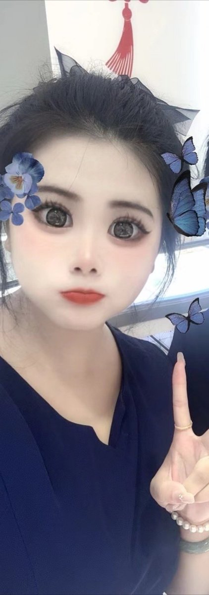 ngskey's tweet photo. 诸城荟萃楼挂职的珠宝顾问王娜，和我说背影不是它，其中一个是它的朋友，那他妈的如果是它朋友的话，那左手上的珍珠和玉镯以及它手上的戒指怎么和它自拍一模一样啊？死骗子骗感情骗钱也就算了，还给我戴绿帽子。我会放过一个骗子？有认识和它同居男人的私聊我，我要找证据治它 https://t.co/AE0JKHr5ZO