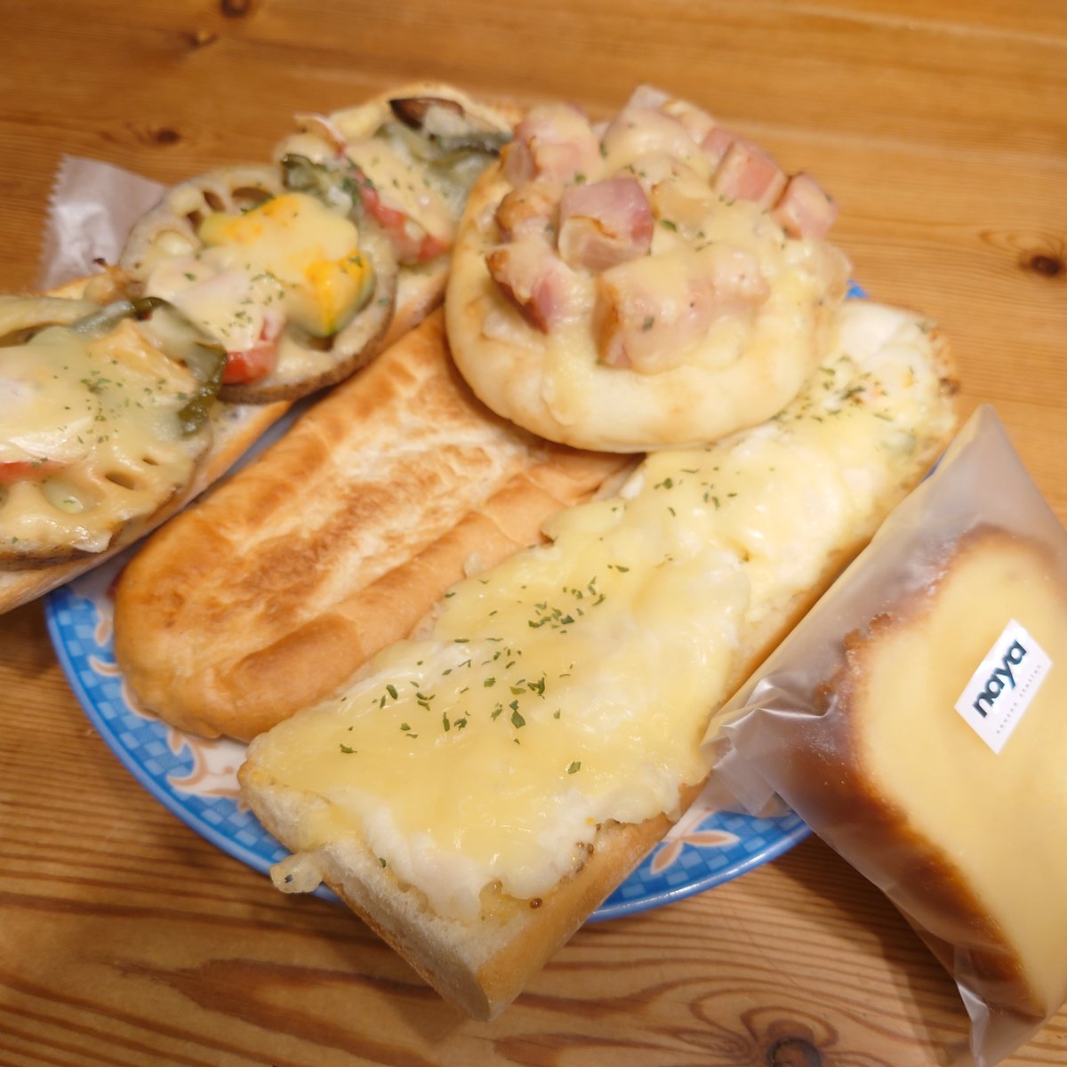 jerryabe76's tweet photo. 新しいパン屋さんを見つけたよ。
食べる前に温めなくちゃね！
#みずほの村市場　#naya
次回はプリンを買います！！ https://t.co/2i5PjAjX60