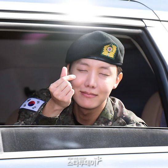 من هنوز باورم نمیشه:)))
HOPE RIGHT HERE
HOPE ON THE STREET
JUNG HOSEOK IS BACK
WELCOME BACK J-HOPE
WE ARE SO PROUD OF J-HOPE
CONGRATULATIONS J-HOPE