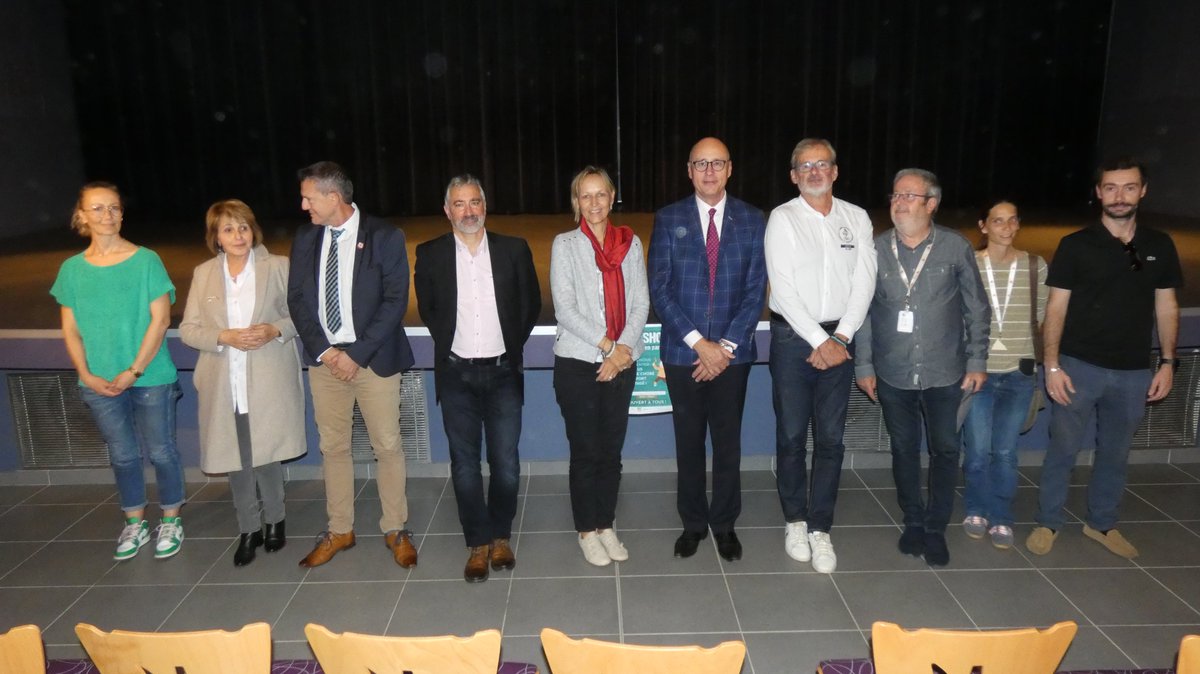 DSDEN_03's tweet photo. Ds cadre du projet #NEFLE , collège Jeanne Cluzel MONTMARAULT associé @unss_03 ont organisé journée de rencontre et échange entre élèves du clg et élèves en situation de handicap.
Création d'1 chorégraphie en 3h : c'est le DÉFI SHOW!
Restitution devant les invités 👏
@acclermont https://t.co/0yAkJ6GBBY