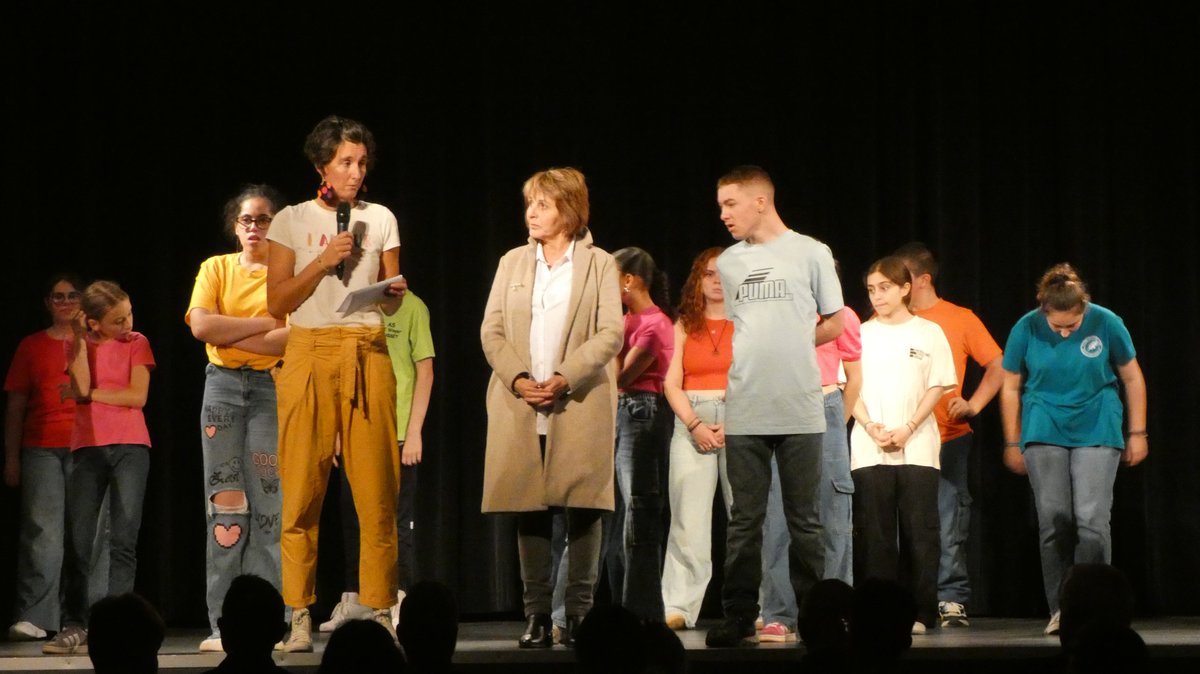 DSDEN_03's tweet photo. Ds cadre du projet #NEFLE , collège Jeanne Cluzel MONTMARAULT associé @unss_03 ont organisé journée de rencontre et échange entre élèves du clg et élèves en situation de handicap.
Création d'1 chorégraphie en 3h : c'est le DÉFI SHOW!
Restitution devant les invités 👏
@acclermont https://t.co/0yAkJ6GBBY