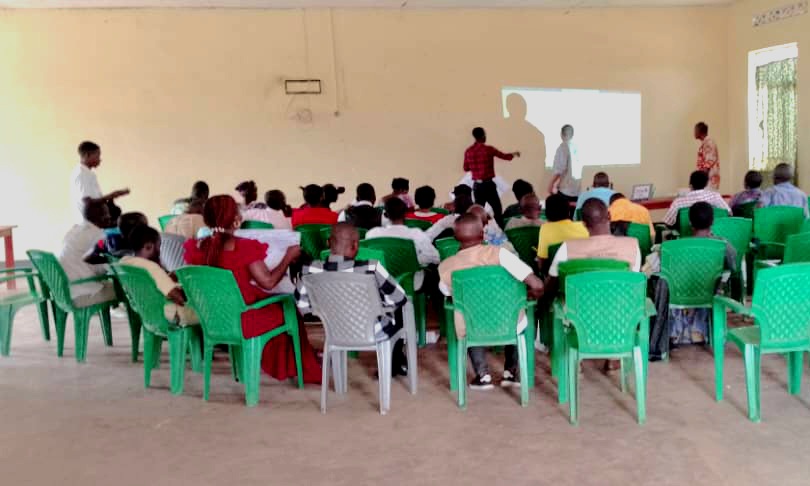 OfficielPSVS's tweet photo. Du 20 au 21 septembre 2024, 15 moniteurs de @OfficielPSVS dans le projet #TRIDE et 30 responsables des grps PIC s'étaient regroupés dans la salle Amani Center à Luvungi. Le principal but de la rencontre était d'harmoniser la base des données des groupes PIC. https://t.co/0IJsVOPpDX