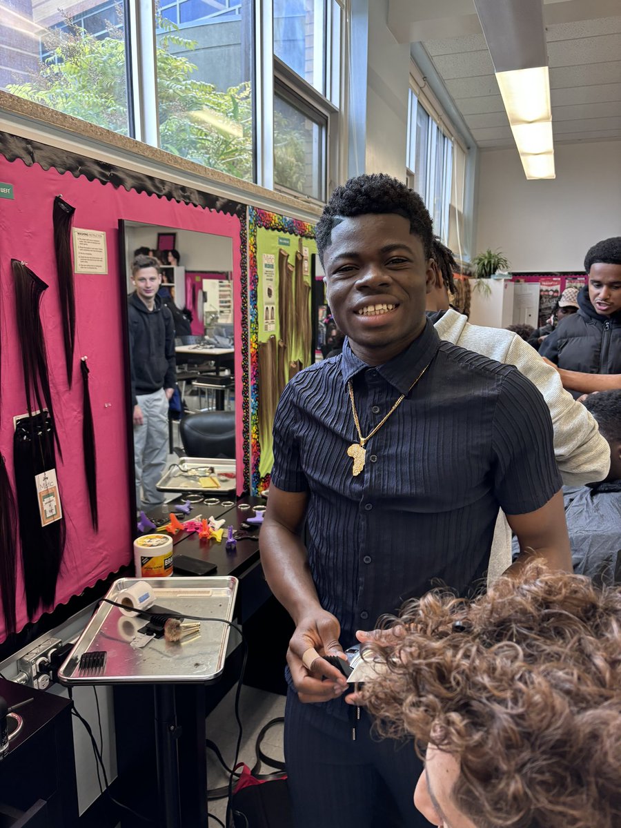 LesleySalvatore's tweet image. Young Barbers at work @StPiusXOCSB. Lucky to have Errol, former Pius student as our community mentor. Thank you @CapoOttawa for the endless support to #piusonpoint #OCSBDeepLearning #OCSB