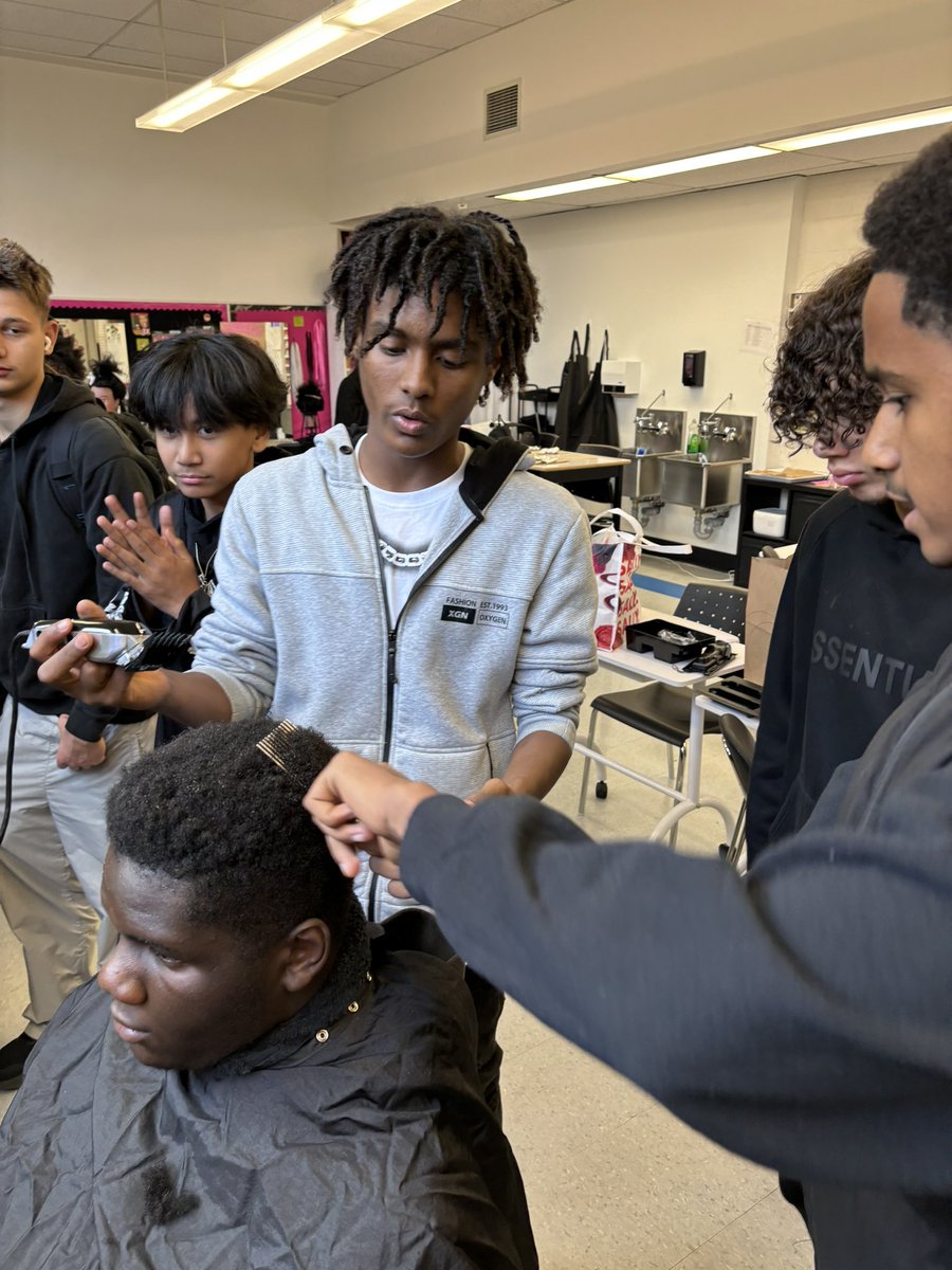 LesleySalvatore's tweet image. Young Barbers at work @StPiusXOCSB. Lucky to have Errol, former Pius student as our community mentor. Thank you @CapoOttawa for the endless support to #piusonpoint #OCSBDeepLearning #OCSB