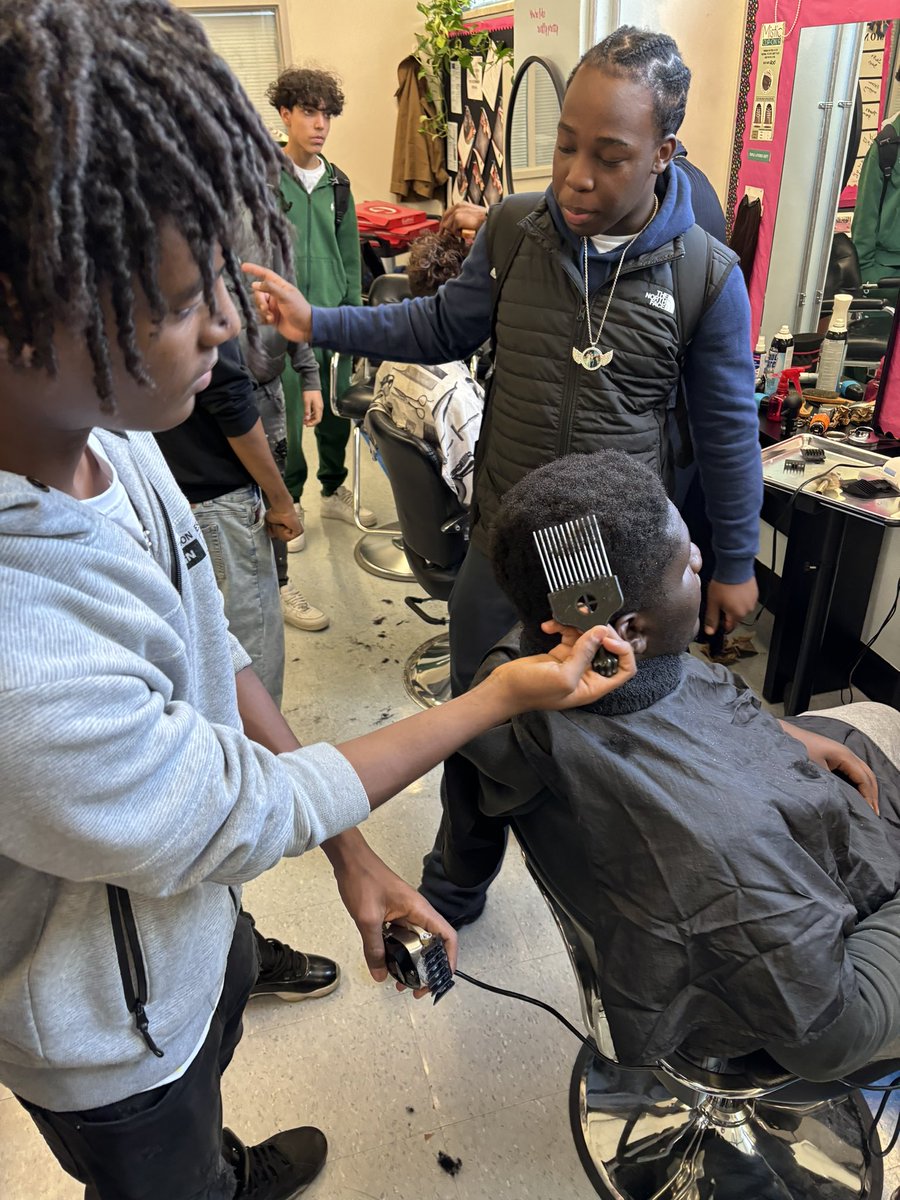 LesleySalvatore's tweet image. Young Barbers at work @StPiusXOCSB. Lucky to have Errol, former Pius student as our community mentor. Thank you @CapoOttawa for the endless support to #piusonpoint #OCSBDeepLearning #OCSB