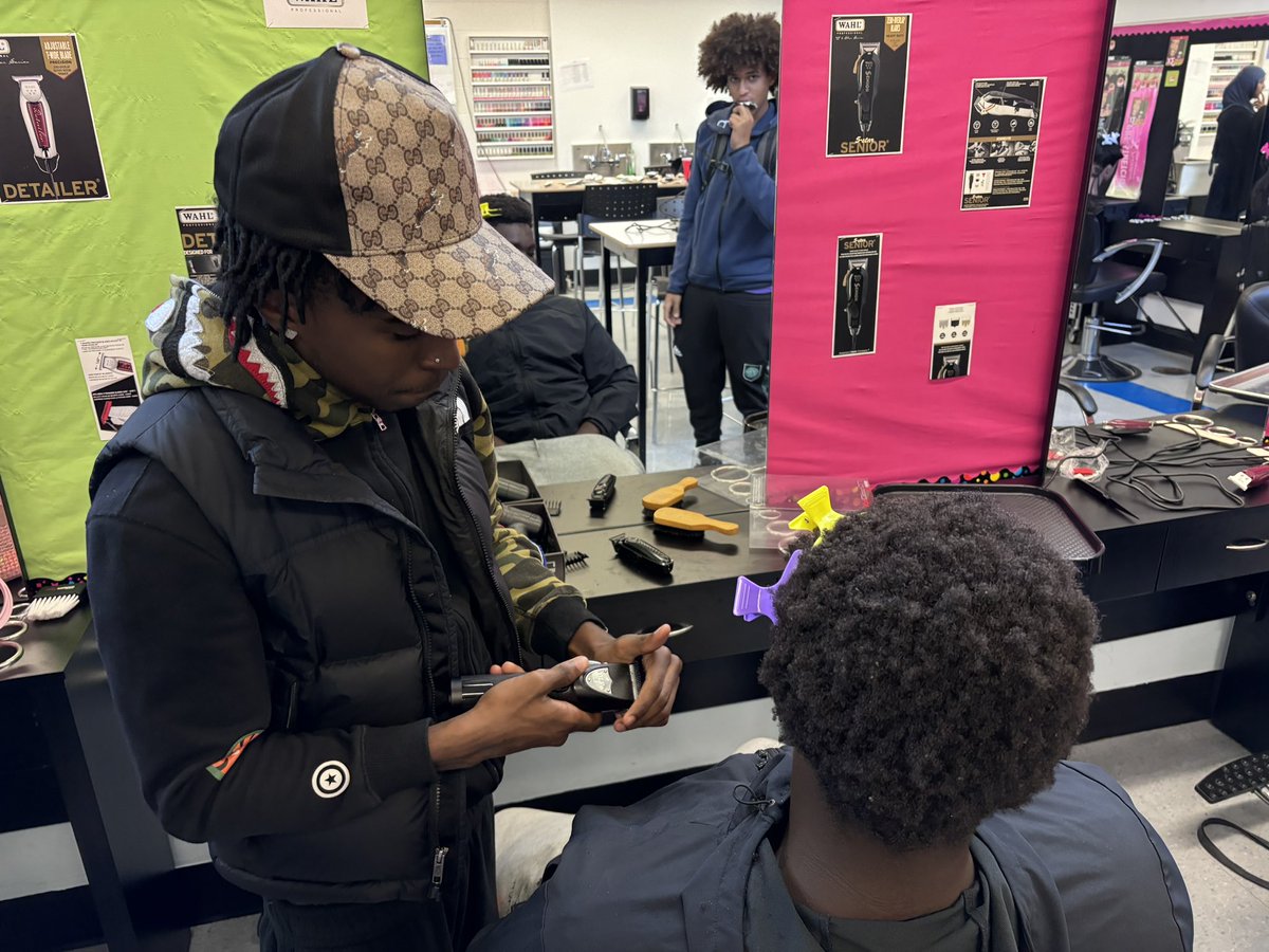 LesleySalvatore's tweet image. Young Barbers at work @StPiusXOCSB. Lucky to have Errol, former Pius student as our community mentor. Thank you @CapoOttawa for the endless support to #piusonpoint #OCSBDeepLearning #OCSB