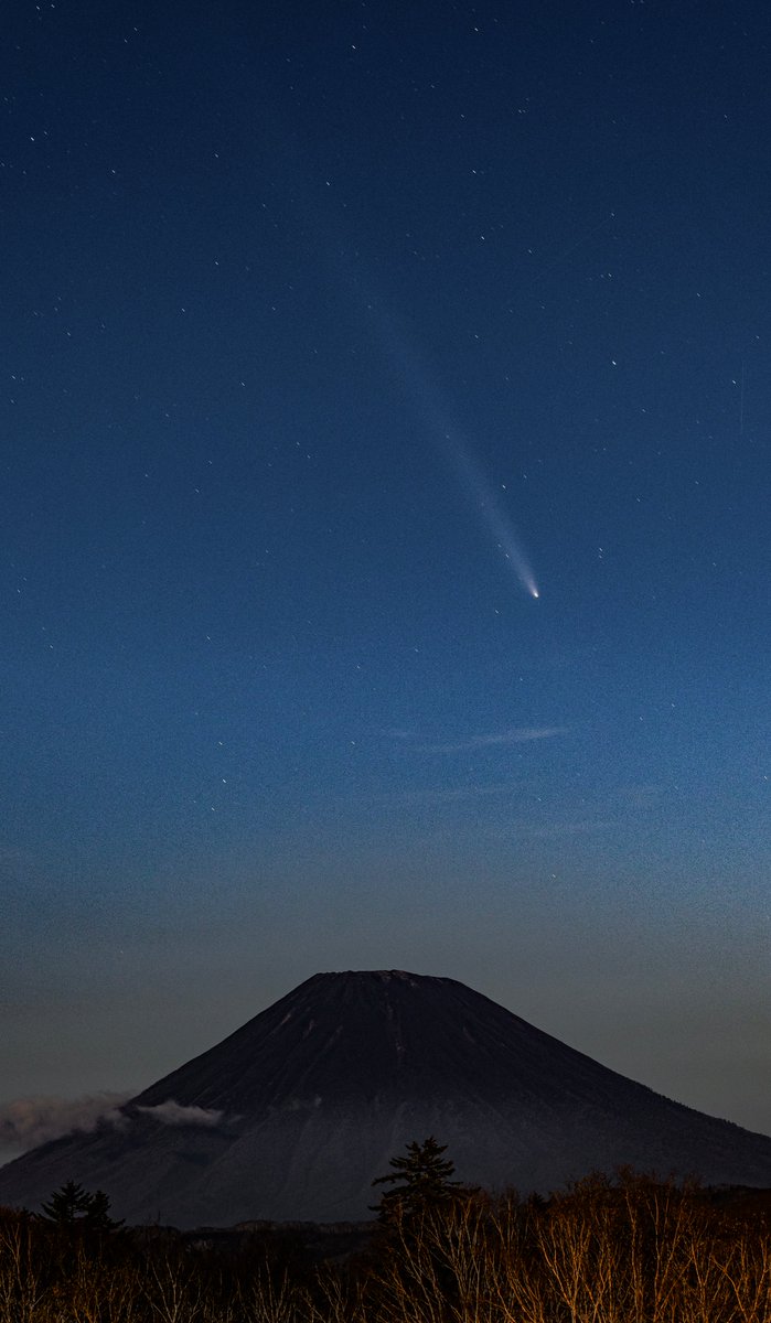 kmtkm1994's tweet photo. 羊蹄山と紫金山アトラス彗星

スーパームーンが照らす蝦夷富士の上空で、月明かりに負けない彗星が尾を伸ばしていました

2024.10.17 19:10 北海道喜茂別町 https://t.co/ZEqbY5X4BH
