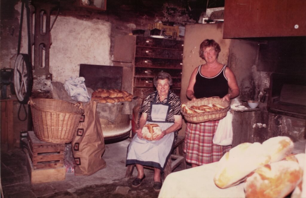 revistagavarres's tweet photo. 🍞 Les fleques tenien nom de dona.

Ca la Lola i Ca la Carmen, abans conegudes com a Ca la Màxima i Ca l'Emília, van estar obertes a Castell d'Aro fins a finals del segle passat. Ens ho explica l'Albert López Tauler (@altauler) a la @revistagavarres.

🔗 https://t.co/aLR1USPVEi https://t.co/G7MTJy1zas