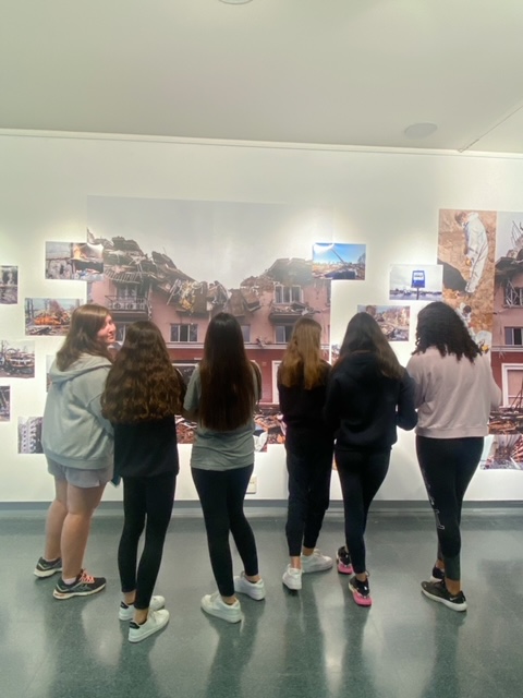 InCastellbisbal's tweet photo. Els alumnes de 4t d'ESO visiten l'exposició "El retorn: entre l'esperança i la devastació"
https://t.co/zujUZkxPQV https://t.co/5R8zqUms3L