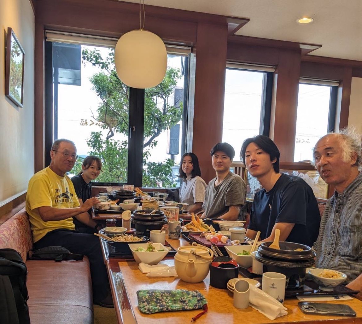 k_soutei's tweet photo. 本日、東大OBの氏家さんと鹿大OBの山下さんを磯海水浴場にお迎えし、コースタル乗艇を行いました！🚣‍♂️

途中で海が荒れてしまったため、元々予定していた桜島往復は叶いませんでしたが、沿岸コースに切り替えて行いました✨️

差し入れも頂きました！ありがとうございます( ᴗˬᴗ) https://t.co/x46OhT5qVb