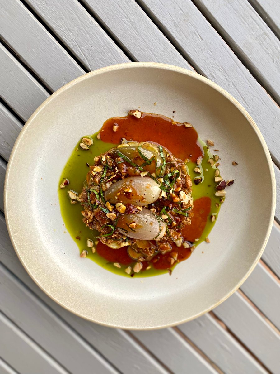 LV_Lyon's tweet photo. Millefeuille  de rattes rôties, échalotes confites, Effiloché d’agneau, jus vert, jus corsé, recette sur mon instagram : https://t.co/iggKsip6cJ #cheflyon #cuisine #food #foodporn #recette #lyon #lyon #foodphoto #recipe #RecipeOfTheDay #cook #foodlover #foodlyon #cheflyonnais https://t.co/WiqMlmUh2v