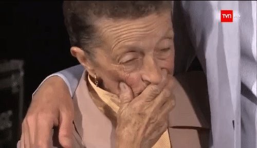 Tengo una pregunta <a href="/metrodesantiago/">Metro de Santiago - #50Años</a> ¿por qué las personas que pagan con QR el lector les dice “Buen viaje” y quienes pagamos con tarjeta no dice nada? 
#quedainstaladalapolemica