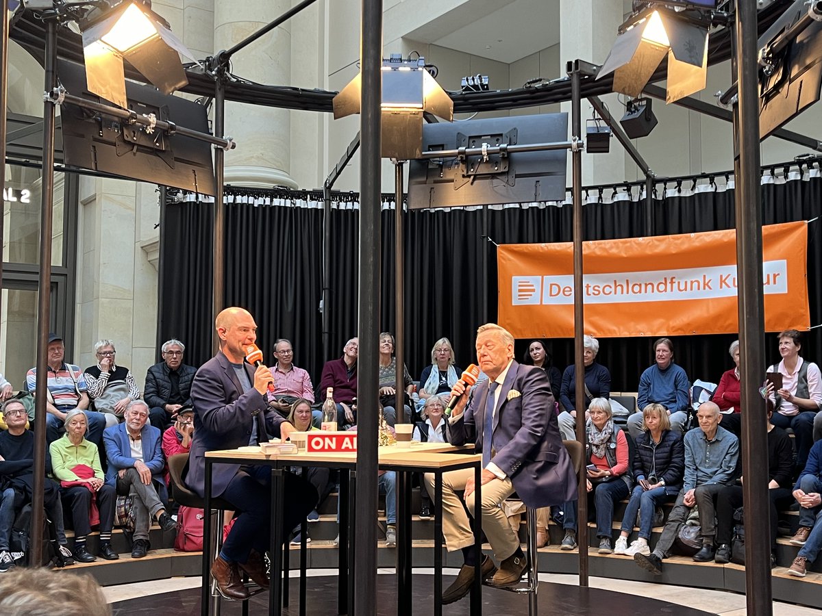 „Die Sorgen bei der Wohnungsnot sind viel größer als bei der Migration.“ sagt der Schlagersänger Roland Kaiser im Gespräch mit <a href="/k_frenzel/">Korbinian Frenzel</a> bei Dlfkultur.