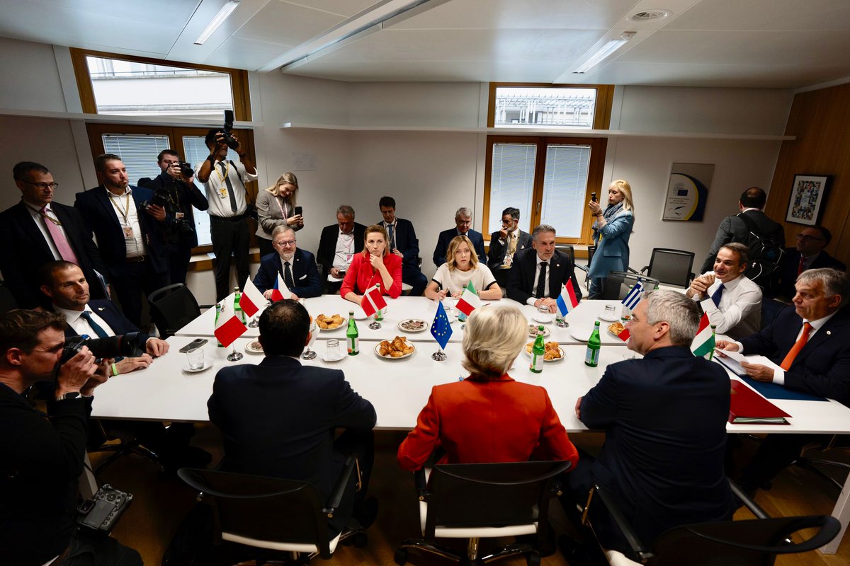 GiorgiaMeloni's tweet photo. Insieme al Primo Ministro di Danimarca @Statsmin Mette Frederiksen, e dei Paesi Bassi @MinPres Dick Schoof ho ospitato un incontro per parlare di contrasto dei flussi migratori irregolari e in particolare di soluzioni innovative, in vista del Consiglio Europeo di oggi a Bruxelles. Un incontro molto positivo con chiari obiettivi comuni: prevenire l'immigrazione irregolare, combattere il traffico di esseri umani e rendere più efficace la politica europea dei ritorni. Ringrazio la Presidente Ursula von der Leyen e i leader di Austria, Cipro, Grecia, Malta, Repubblica Ceca, Polonia, Slovacchia e Ungheria per aver partecipato con spirito concreto e costruttivo.