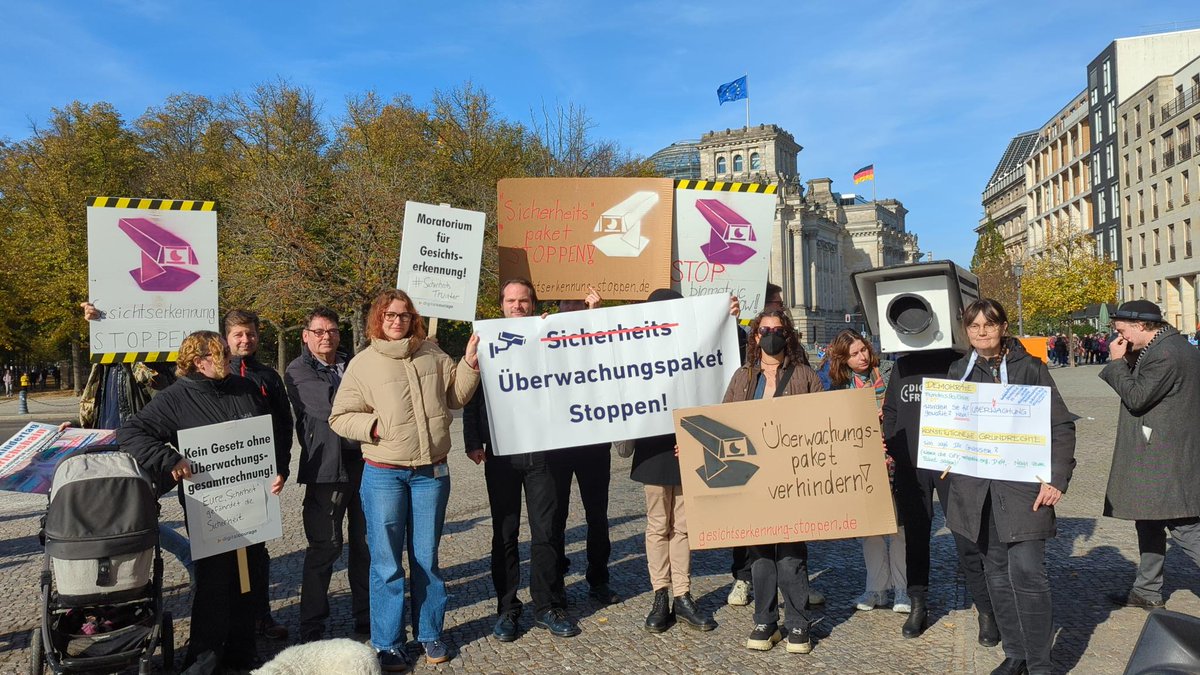 Gemeinsam gegen das sogenannte "Sicherheitspaket"!

Zusammen mit dem Bündnis #gesichtserkennungstoppen haben wir eine Pressemitteilung zu den aktuellen Plänen der Regierung veröffentlicht.

digitalegesellschaft.de/2024/10/presse…