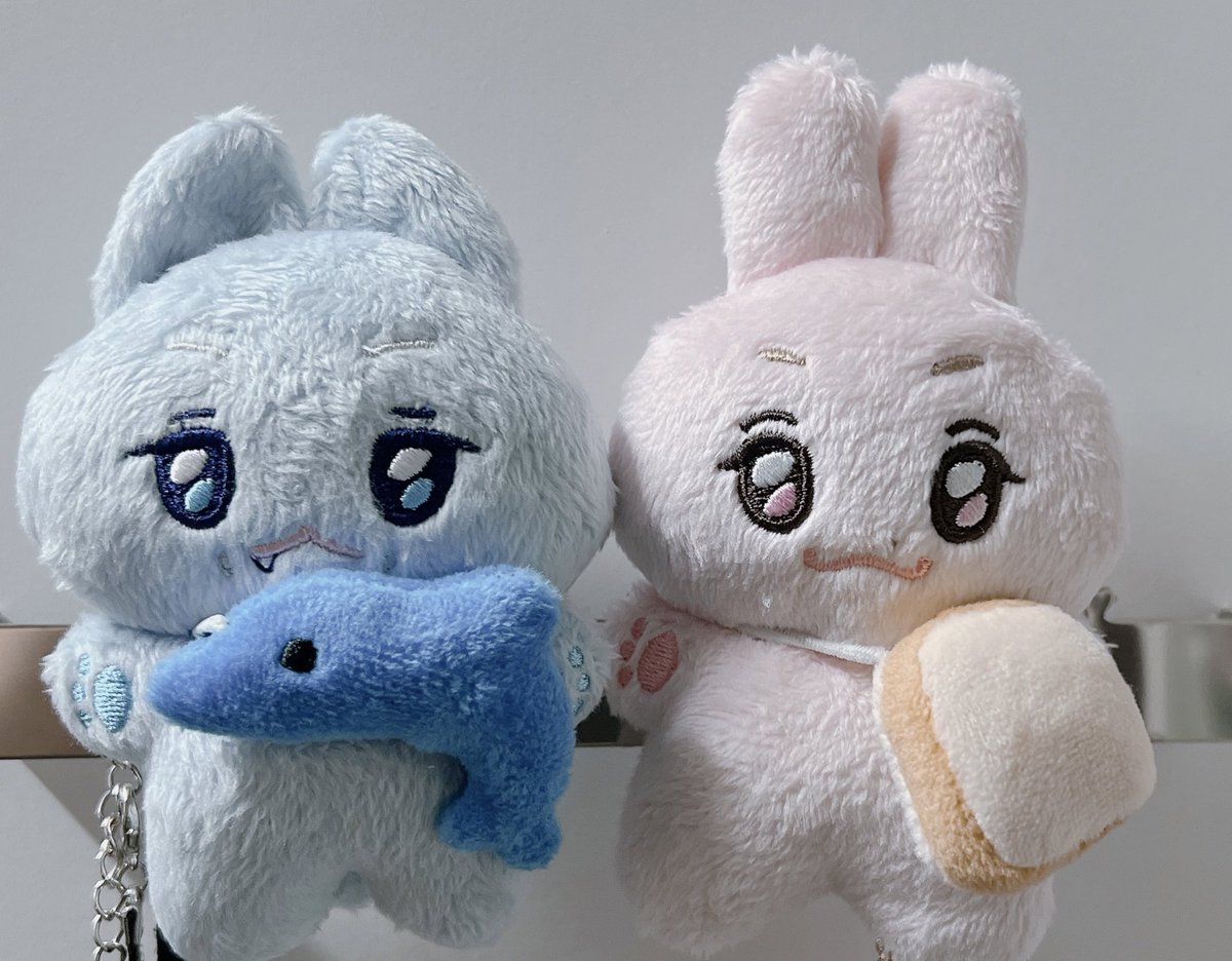 이것이 무엇인지 아십니까?
저의 소중한 쭈퀸 인형이다
색감이며 털결이며 소품까지 완전 귀엽고 사랑스럽고 난리남 ㅠㅠ////
무려 박.탐.정.님한테 온 소포였다고요 🥺
뜯자마자 택배 봉투 안에서 쏟아지는 빛줄기에 정신 잃었다가 막 깨어났습니다.. 여러분도 조심하세요 아주 위험한 녀석들이니까..