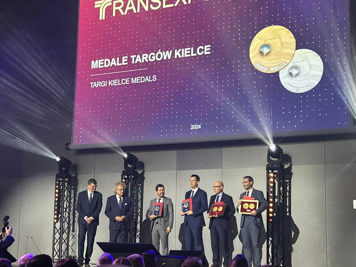Hisse_PhD's tweet photo. Polonya Kielce'deki TransExpo 2024'te sergilenen #eAtak #Authonomous  en yenilikçi ulaşım çözüm ödülüne layık görüldü. @KarsanTR ve @AdastecCorp adına ödülü Polonya partneri Wawa Group  teslim aldı. Tebrikler... 👏

#Borsa #Bist100 #endeks #KARSN #Karsn #otonom #elektrikli #otobüs #Adastec