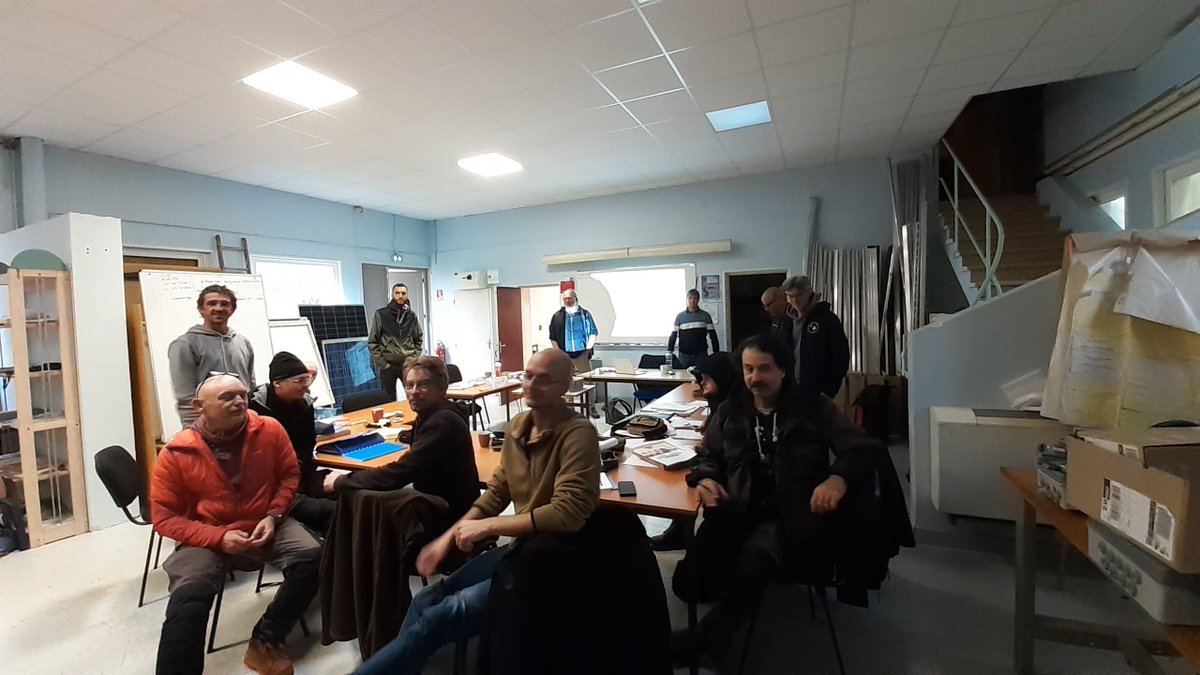 [RETOUR SUR ... 🔆] Atlansun est intervenue à l'AFPA de Quimper, auprès d'une douzaine de stagiaires formés au métier d'installateur photovoltaïcien ! La formation est l'une des priorités de la feuille de route Heol Breizh pour le développement du #photovoltaïque en Bretagne.
