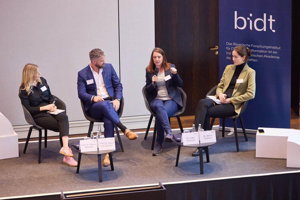 soziologie_nct's tweet photo. In der letzten Woche hat Katja Schönian an einer Podiumsdiskussion vom @BIDT_Muenchen teilgenommen &amp; den Vortrag von @WvZoonen „The Human Factor: Understanding the Impact of Technology in Organizational Contexts“ gemeinsam mit @maren_mck diskutiert.
Foto: ©bidt/Klaus D. Wolf https://t.co/TCuEzPcXlL