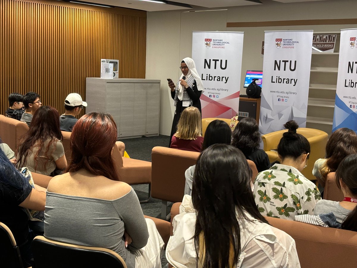 2/ "Love is never a present tense."

#NTUPoetryReading kicks off with a sharing by one our very own amazingly creative and talented NTU students.

#SGpoetry
