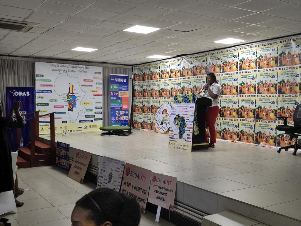 WfacCmr's tweet photo. Nous sommes au deuxième jour du Forum Féministe ici à Yaoundé, et la journée a démarré sur une note enrichissante avec les présentations des délégations nationales. Chaque pays a partagé ses progrès sur les 12 domaines critiques du Programme d’Action de Beijing, allant de l'autonomisation des femmes à la lutte contre les violences basées sur le genre.

Les discussions ont été intenses et ont permis de mettre en lumière les réalisations, mais aussi les défis persistants à relever dans la région CEMAC. Chaque présentation nous a rappelé l’importance de renforcer notre engagement collectif pour atteindre les objectifs de Beijing +30.

L'unité, la résilience et la solidarité féministe étaient au cœur de cette session, rappelant que nous avons parcouru un long chemin, mais qu'il reste encore beaucoup à accomplir. Ensemble, nous continuons à tracer la voie vers une société plus juste, équitable et inclusive pour toutes les femmes et filles.

#Beijing30CEMAC #Beijing30ECCAS
