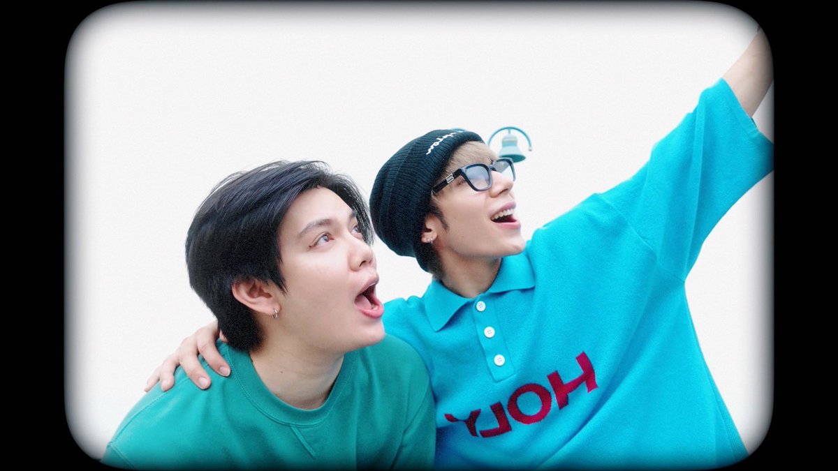 EM_Gossip's tweet photo. จากแรงบันดาลใจในสนามฟุตบอล มาเป็น “คือที่ (OMG)” ซิงเกิ้ลใหม่ของ BABEPOOM เพลงรักสำหรับคนที่รักที่สุด ได้ Jet ATLAS ร่วมฟีท 🎶
#BABEPOOM #JetATLAS #คือที่ #DUMBRecordings
หลังเปิดตัวการเป็นคนเบื้องหน้ากับดัมบ์ เรคอร์ดิงส์ (D.U.M.B. Recordings) ค่ายเพลงในเครือของวอร์นเนอร์ มิวสิค ประเทศไทย (Warner Music Thailand) ด้วย “ของที่เธอไม่เล่น (Unplayable)” เบ๊บภูมิ (BABEPOOM) หรือ ภาณุวัฒน์ โอฬาร ก็กลายเป็นศิลปินเดี่ยวคนใหม่ที่น่าจับตา เพราะนอกจากจะโดดเด่นในเรื่องการแต่งเพลง สมกับที่เคยอยู่เบื้องหลังศิลปินอย่าง ทิลลี่ เบิร์ดส์ (Tilly Birds), เจฟ ซาเตอร์ (Jeff Satur) และ โดม จารุวัฒน์ ฯลฯ เสียงร้องของเบ๊บภูมิยังมีเสน่ห์ มีสไตล์เฉพาะตัว เพลงก็ผสมผสานความเป็นป็อปกับแนวดนตรีต่าง ๆ เข้ากันได้อย่างลงตัว วันนี้ BABEPOOM จะทำให้ทุกคนรักในบทเพลง ของเขามากขึ้น ด้วยซิงเกิ้ลใหม่ "คือที่ (OMG)” เพลงรักดนตรีสวย มุมมองดี ซึ่งที่มาก็ฉายความเป็นนักแต่งเพลงรุ่นใหม่ของเบ๊บภูมิ ที่นำสิ่งที่ผ่านมาในชีวิต มาเล่าเป็นเนื้อเพลงได้เต็ม ๆ
“เพลงนี้ ผมได้แรงบันดาลใจแบบงง ๆ ตอนเห็นลิโอเนล เมสซี (Lionel Messi) ได้แชมป์ฟุตบอลโลกครั้งแรก ทุกคนมองว่าเขาคือ GOAT (Greatest Of All Time) ในวงการฟุตบอล ผมเลยคิดต่อไปว่า คงดีนะ ถ้าจะมีเพลงที่เล่าถึงใครสักคนบนโลกนี้ที่เป็นที่สุดของเรา เลยเกิดเพลง 'คือที่ (OMG)' ขึ้น และผมก็เขียนเพลงนี้เสร็จเร็วมาก เพราะภาพที่อยากจะเล่ามันชัดเจนตั้งแต่แรก"
เพราะเป็นที่สุดของหัวใจ "คือที่ (OMG)” เลยเต็มไปด้วยเนื้อร้องหวานๆ ที่ทำให้ฟินและอินกับคนรักและความรักแบบแน่น ๆ แต่เพื่อให้สมกับความเป็นที่สุดตลอดกาล เบ๊บภูมิก็ได้เพื่อนๆ มาเติมเต็มเนื้อหาให้สมบูรณ์ยิ่งขึ้น ดนตรีก็ดีไซน์ให้เป็นเพลงที่สวยที่สุดเพลงหนึ่งของเบ๊บภูมิ
"ผมเขียนเพลงเองเหมือนเดิม เพิ่มเติมคือมีน้องชามิล น้องในทีมเขียนเพลงของผมมาช่วยเขียนในท่อนแร็ป ดนตรีผมก็ดีไซน์ให้ดูวินเทจ ดูมีความเป็นวงมากขึ้น เพราะเป็นดนตรีอีกแนวที่ผมไม่ค่อยได้ทำ ซึ่งออกมาดีกว่าที่คิดมาก ๆ"
เสียงร้องก็ได้ เจ็ท แอทลาส (Jet ATLAS) มาร่วมงาน "คือที่ (OMG)"
“ผมรู้จักกับเจ็ท ตั้งแต่ยังทำงานเบื้องหลัง และรู้สึกว่าน้องน่ารักกับผมมาก เคยบอกน้องตลอดเลยว่า อยากเขียนเพลงให้วงน้องสักครั้ง แต่จังหวะไม่เคยพอดีกัน จนเขียนเพลงนี้เสร็จ ก็รู้สึกว่าควรมีใครอีกคนมาเติมความหมายของเพลงนี้ให้สมบูรณ์ขึ้น และรู้สึกว่าเจ็ทมีศักยภาพตรงนั้น และแนวเพลงแบบนี้ ผมก็อยากเห็นน้องร้อง เลยลองชวน สรุปน้องตอบตกลงมาจริง ดีใจ และขอบคุณเจ็ทมาก ๆ เพราะเพลงนี้สมบูรณ์ขึ้นจริง ๆ พอมีเสียงเจ็ท"
ไม่ใช่แค่อินและฟินแค่เสียง "คือที่ (OMG)” ฉบับมิวสิควิดีโอ ก็ให้มูดดีๆ กระบวนการทำงานก็น่ารัก เช่นที่เรื่องราวและดนตรีของเพลงเป็น
“เพลงนี้ไม่ได้วางไว้ให้มีมิวสิควิดีโอ แต่ผมอยากถ่ายอะไรสักอย่างเป็นเมมโมรีกับเจ็ทว่า ครั้งหนึ่งเคยทำเพลงด้วยกัน เลยขอความช่วยเหลือเพื่อนที่เรียนฟิล์มด้วยกัน มาถ่ายคลิปสนุก ๆ ไว้ให้หน่อย อยากมีคลิปกับน้องประกอบเพลง คลิปบางส่วนก็ขอจากแฟนคลับเจ็ท ขอคลิปเค้าดื้อ ๆ เลยเอามาตัดต่อเอง สนุกดีครับ ได้ใช้สิ่งที่เรียนมาให้เป็นประโยชน์"
สัมผัสกับเพลงรักสำหรับคนที่รักที่สุด ที่จะทำให้ฟินกับคนที่รักที่สุดของชีวิต อินไปถึงที่สุดของหัวใจ "คือที่ (OMG)” จาก BABEPOOM ได้แล้ว จากทุกบริการสตรีมมิ่ง : https://t.co/ge11Luf3OVหรือชมมิวสิควิดีโอได้ที่ยูทูบ: BABEPOOM
MV : https://t.co/Ow7lMpfJ6v
📸 : https://t.co/fX40w4bx8Z