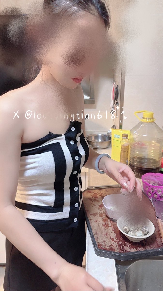 10月17日晚6点多，我到家的时候大姐已经在家了，老婆在上厕所呢，孩子在看电视，大姐在做红烧肉呢，大姐的拿手菜
我贴着大姐的耳朵说，下午爽了没有，大姐说没有，还不够，我直接溜了😂 https://t.co/NjiPhHsGrP