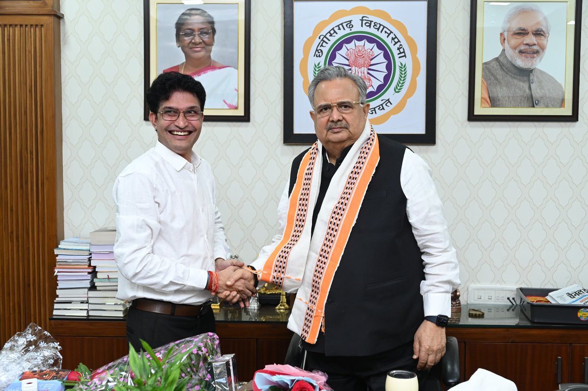पूर्व मुख्यमंत्री वर्तमान विधानसभा अध्यक्ष अजातशत्रु परम आदरणीय डॉ <a href="/drramansingh/">Dr Raman Singh</a>  जी को कल उनके निवास स्थान पर #जन्मदिवस की #बधाई एवं #शुभकामनाएं दिए।
#HappyBirthdayDrRamanSingh जी

🪴🌹🙏 

<a href="/BJP4CGState/">BJP Chhattisgarh</a> <a href="/BJP4India/">BJP</a> <a href="/SarojPandeyBJP/">Saroj Pandey</a> <a href="/NitinNabin/">Nitin Nabin</a> <a href="/Chandrakar_Ajay/">Ajay Chandrakar</a>