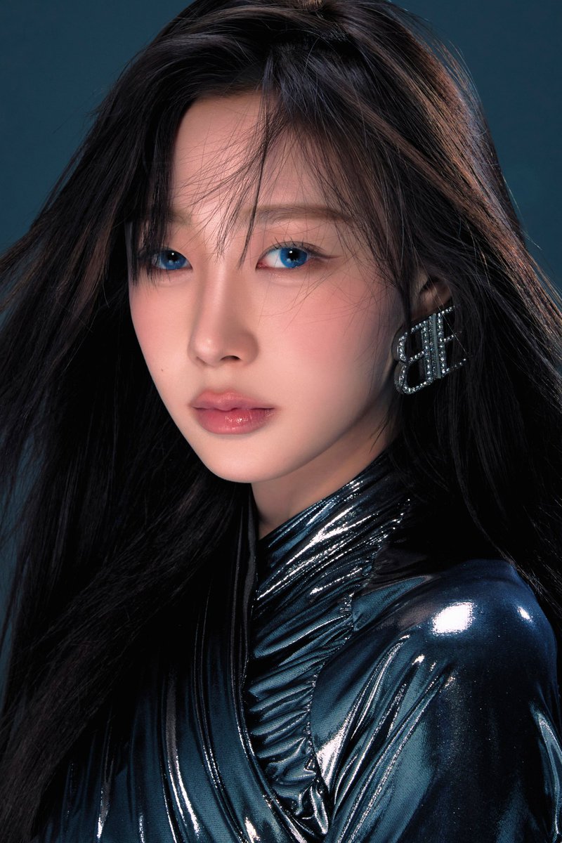 taeseose's tweet photo. winter and giselle on this photoshoot is SO oh my god like the quality??? the makeup?? the style??? get outttt https://t.co/oWmJRkfnsk