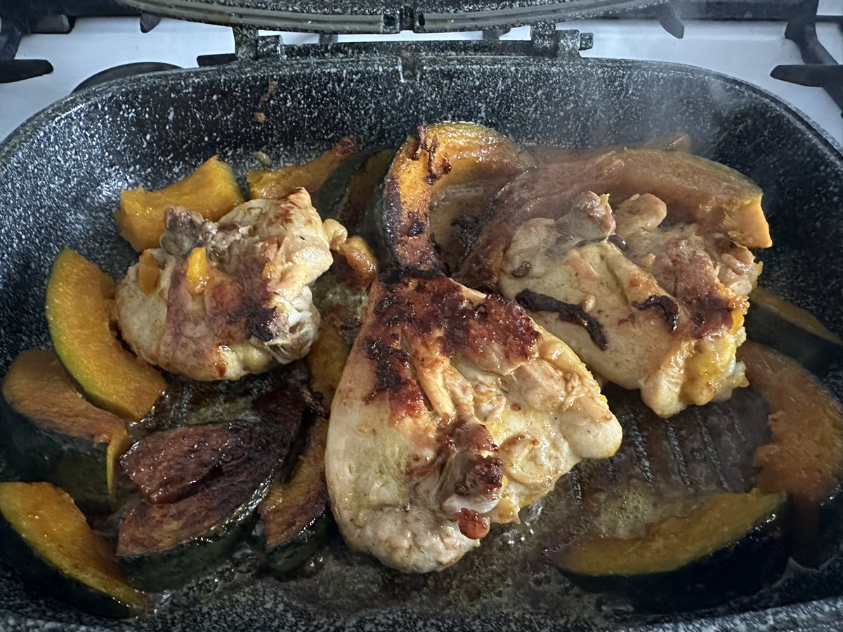 Dovevo provare la nuova padella/fornetto e mi sono chiesta: ma se mettessi sovraccosce di pollo e zucca assieme farei una cagata? Beh, a quanto pare ho fatto bene 😍 (ma mi sono accorta che qui a Lignano non ho rosmarino 😱) 
#lepignatteditagna