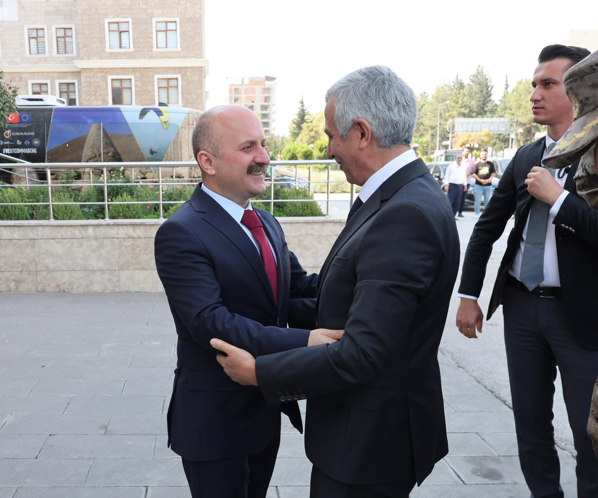 TCkahramanmaras's tweet photo. Valimiz Mükerrem Ünlüer, Adıyaman Valisi Dr. Osman Varol’a nezaket ziyaretinde bulundu.

Valilik binası önünde Vali Varol tarafından karşılanan Vali Ünlüer, Şeref Defterini imzaladı.

Vali Varol ile bir süre görüşen Vali Ünlüer, misafirperverliği dolayısıyla Vali Varol’a teşekkürlerini iletti. 

Vali Ünlüer’e ziyaretinde, İl Emniyet Müdürü Nurettin Gökduman eşlik etti.