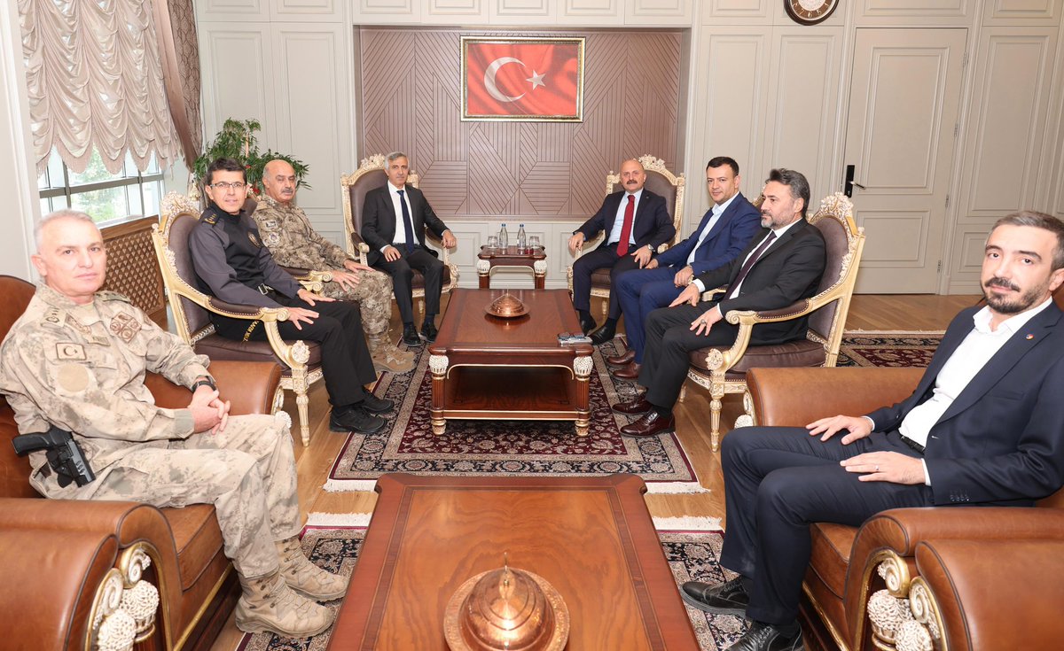 TCkahramanmaras's tweet photo. Valimiz Mükerrem Ünlüer, Adıyaman Valisi Dr. Osman Varol’a nezaket ziyaretinde bulundu.

Valilik binası önünde Vali Varol tarafından karşılanan Vali Ünlüer, Şeref Defterini imzaladı.

Vali Varol ile bir süre görüşen Vali Ünlüer, misafirperverliği dolayısıyla Vali Varol’a teşekkürlerini iletti. 

Vali Ünlüer’e ziyaretinde, İl Emniyet Müdürü Nurettin Gökduman eşlik etti.