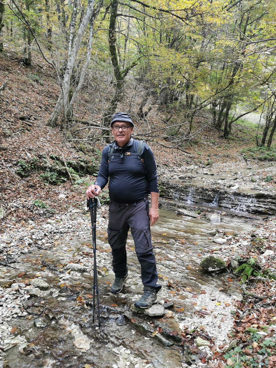 Torrente Rio Freddo, Monte Cucco.
A sinistra le Marche e a destra l'Umbria

"Tutte le cose confinano tra loro, si toccano tra loro, si assomigliano tra loro: tutto è in tutto" .
🖋️Multatuli