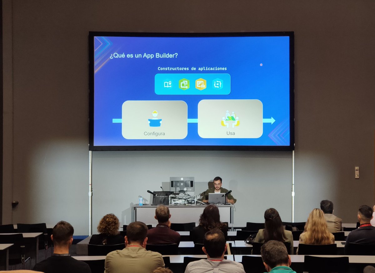 sdomzu's tweet image. ¿Sabes cómo crear apps low code y no code en #ArcGIS? Lo cuenta y muestra @VaroGuti en las sesiones técnicas 🌍 ¡Super fácil! #ArcGISApps #CEsri24