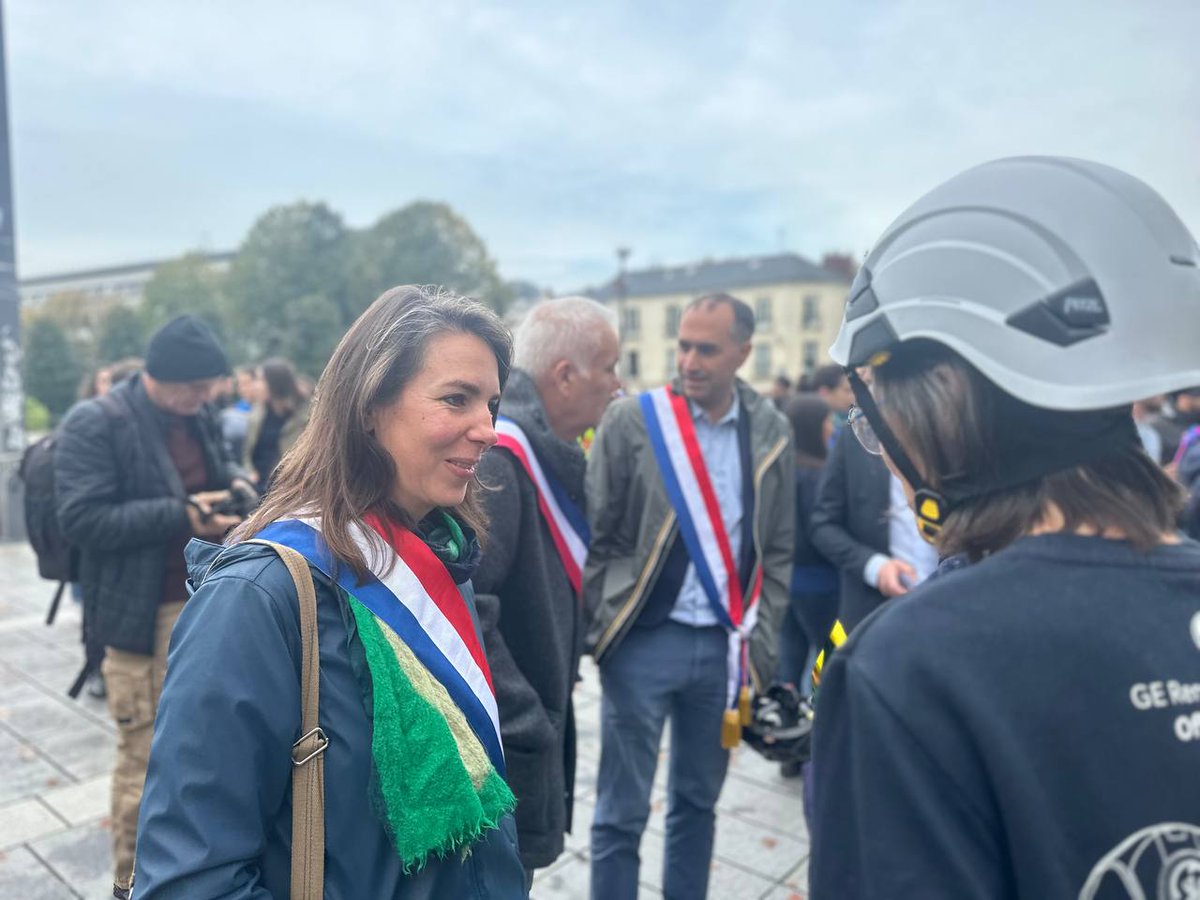 laernoes's tweet photo. J'ai tenu à être présente ce matin pour soutenir les salarié•es de #GeneralElectric qui s'opposent à la suppression de 360 postes en #LoireAtlantique. L'absence de planification affaiblit considérablement nos industriels et ce sont les salarié•es qui en payent le prix fort ! https://t.co/41q8r1viOU