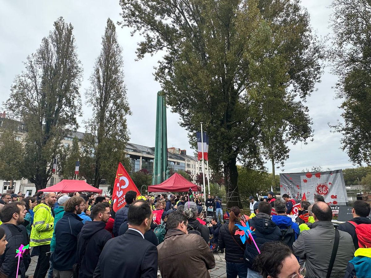 laernoes's tweet photo. J'ai tenu à être présente ce matin pour soutenir les salarié•es de #GeneralElectric qui s'opposent à la suppression de 360 postes en #LoireAtlantique. L'absence de planification affaiblit considérablement nos industriels et ce sont les salarié•es qui en payent le prix fort ! https://t.co/41q8r1viOU