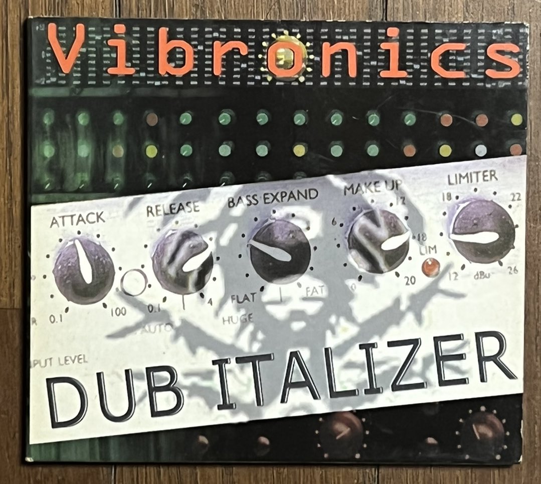 ハズさないRoots Dub音盤207
Vibronicsはイギリスのレスターを拠点にする。New Roots Reggae集団。2000年作のDub Italizer、女性ボーカル曲もよくインスト•ダブも刺激的だ。彼らもNew Roots界の中核的メンバーである！youtube.com/playlist?list=…
