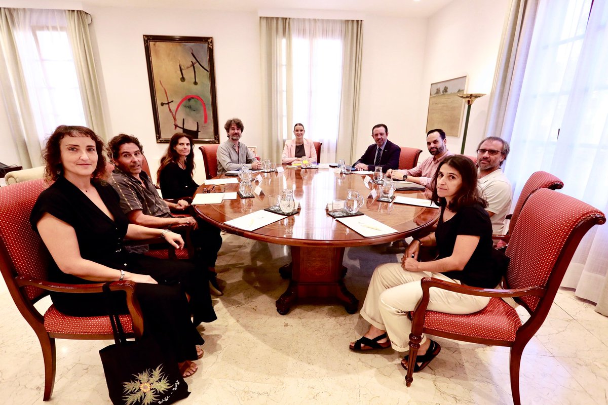 ElConsolat's tweet photo. La presidenta del @goib, @MargaProhens, ha mantingut una trobada amb el Comitè d’Experts per a la Transició Energètica i el Canvi Climàtic encapçalat pel seu president, Pau de Vílchez. https://t.co/7gFL1q9Ehc