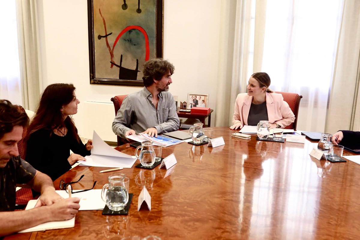 ElConsolat's tweet photo. La presidenta del @goib, @MargaProhens, ha mantingut una trobada amb el Comitè d’Experts per a la Transició Energètica i el Canvi Climàtic encapçalat pel seu president, Pau de Vílchez. https://t.co/7gFL1q9Ehc
