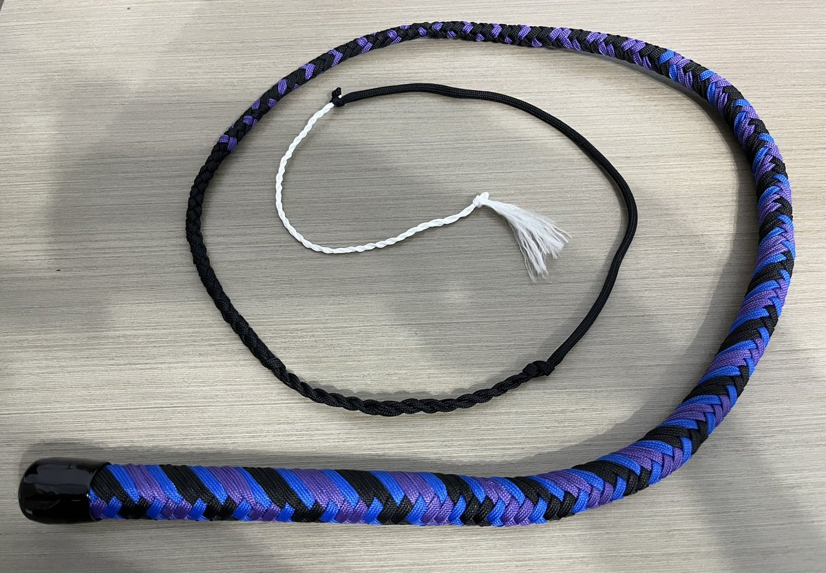 新做的3英尺短鞭，這次用新學習的方式編織，還是有點不滿意的地方改天再嘗試如何改進