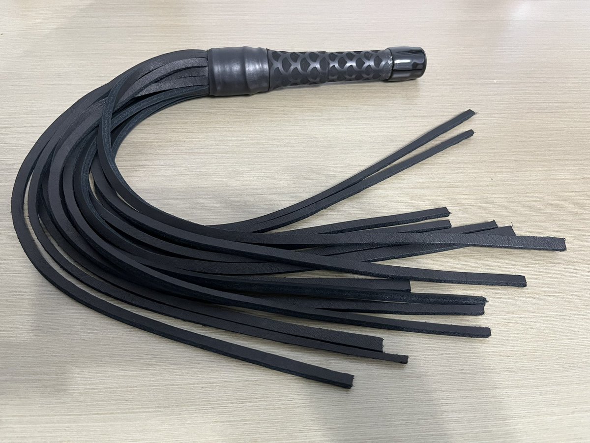 新做的散鞭，厚度比第一隻厚而且把手柄改短，打起來比較順手而且連續打的時候也比較不會卡手