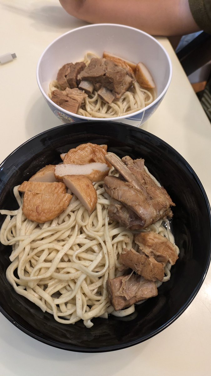 10200C's tweet photo. 沖縄そばの日ということでソーキとスープは仕込んだのにかまぼこと紅しょうがと万能ねぎ買い忘れた！
（かまぼこは親戚から貰ったふるさと納税のお裾分け）
見た目はあれだけど美味かった！

#沖縄そばの日 https://t.co/6SJ3OTFi4i