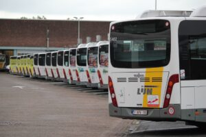 Naast het stakingsrecht eisen wij het recht op werken en het recht op vervoer op. We begrijpen dat het personeel naar actiemiddelen grijpt als overleg echt uitgeput is. Maar reizigers daarbij als chantagemiddel gebruiken kan voor ons niet door de beugel. treintrambus.be/blogberichten/…