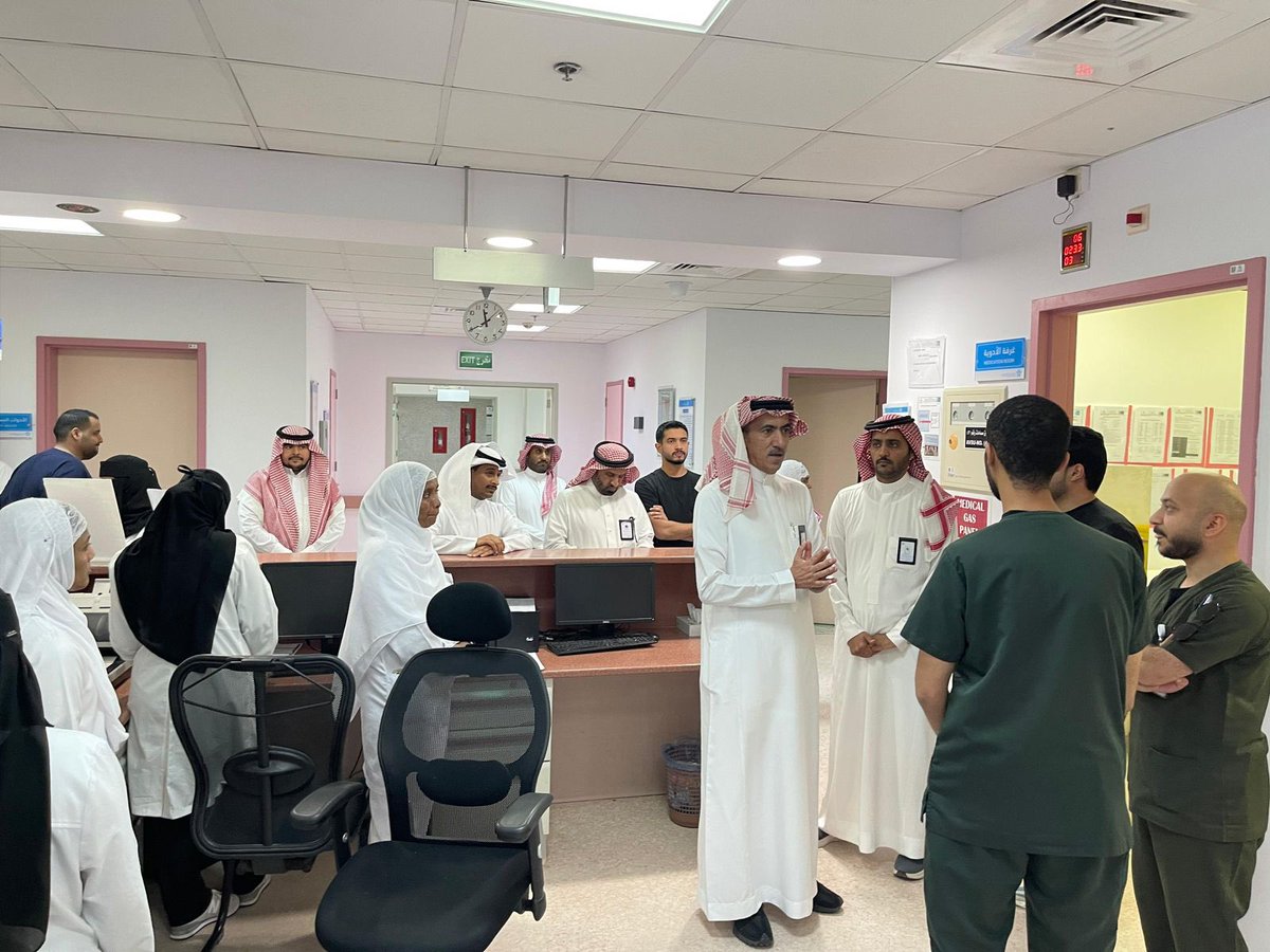 AljoufCluster's tweet photo. الرئيس التنفيذي لـ #تجمع_الجوف_الصحي يلتقي بالمتدربين في البرنامج التدريبي لفني #رعاية_المرضى والمنتهي بالتوظيف والمعتمد من #الهيئة_السعودية_للتخصصات_الصحية والذي ينفذ في مستشفى الملك عبدالعزيز التخصصي. 

البرنامج يستمر لمدة عام كامل ويؤهل الخريجين للعمل كمساعدي تمريض في المنشآت الصحية.